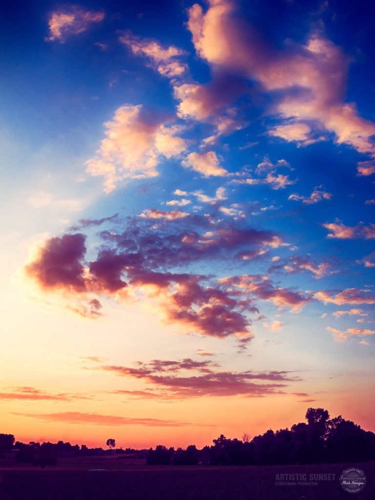 Chmury wieczorem i linia horyzontu