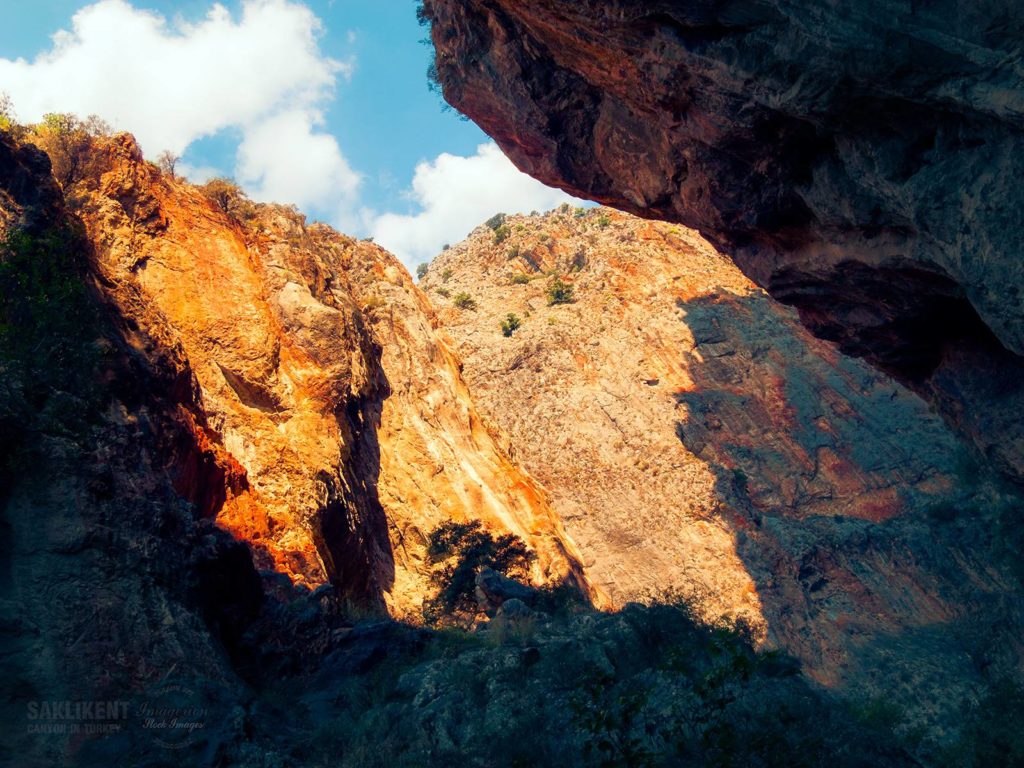 Szczelina w górach z widokiem na niebo